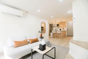 uma sala de estar com um sofá branco e uma mesa em The Ember Suite em Peterborough mais 13 fotografias