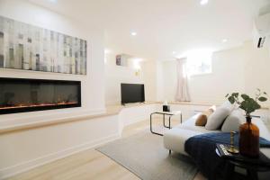 uma sala de estar com lareira e um sofá em The Ember Suite em Peterborough