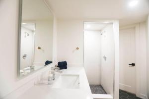 um banheiro branco com duas pias e um espelho em The Ember Suite em Peterborough