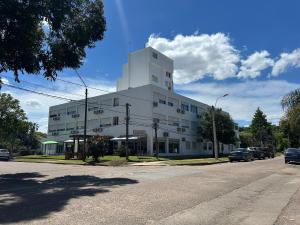 亚特兰蒂斯达Hotel Centenario的街角的一栋白色建筑