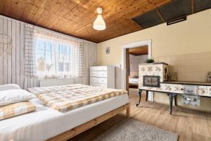 Ένα ή περισσότερα κρεβάτια σε δωμάτιο στο Chalupa pod stromy