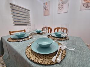 Una mesa con cuencos y platos azules encima. en Brisa Tejo, en Alcochete