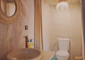 Koupelna v ubytování Hayati Desert Luxury Camp