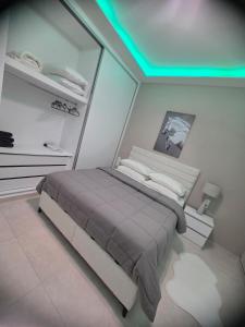 Ένα ή περισσότερα κρεβάτια σε δωμάτιο στο Theo Luxury House