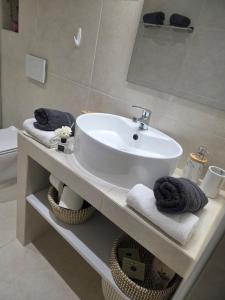 Ένα μπάνιο στο Theo Luxury House +23 φωτογραφίες