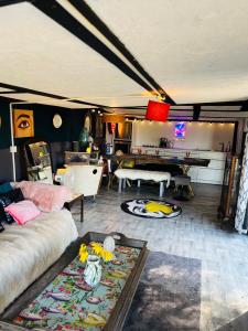 O zonă de relaxare la Lookout cabin farm stay firepit Hertford