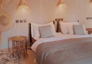 Postel nebo postele na pokoji v ubytování Hayati Desert Luxury Camp