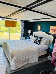 Un pat sau paturi într-o cameră la Lookout cabin farm stay firepit Hertford