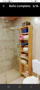 ein Badezimmer mit einem WC und einem Handtuchhalter mit Handtüchern in der Unterkunft Casa a metros de la playa in Mar del Plata + 1 Foto