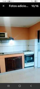 eine Küche mit Herd und Mikrowelle in der Unterkunft Casa a metros de la playa in Mar del Plata