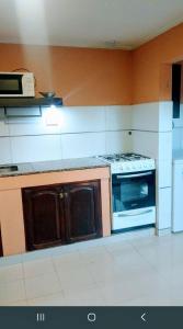 eine Küche mit Herd und Arbeitsplatte in der Unterkunft Casa a metros de la playa in Mar del Plata