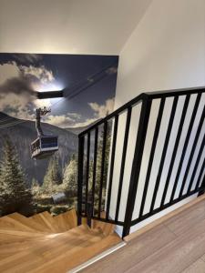 una habitación con un mural de un telesilla en Rusiński Raj - Domki, en Bukowina Tatrzańska
