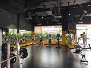 ein Fitnessstudio mit mehreren Sportlern in der Unterkunft Lang Retreat Apartment - Resort Pool & Elite Gym in Ho-Chi-Minh-Stadt