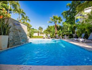 Πισίνα στο ή κοντά στο Cozy 2br-2bt Apt Near The Beach And Main Street