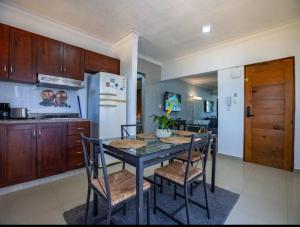 Η κουζίνα ή μικρή κουζίνα στο Cozy 2br-2bt Apt Near The Beach And Main Street