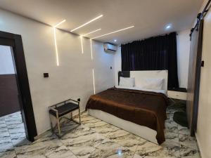 Ένα ή περισσότερα κρεβάτια σε δωμάτιο στο The Milton Apartment