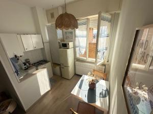 an overhead view of a kitchen with a table at Tra Cielo e Mare da Vale in Fano