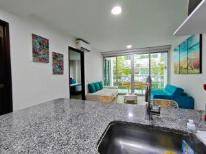 une cuisine avec un évier et un salon dans l'établissement Edificio Morros Vitri, à Carthagène des Indes