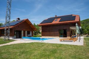 een gebouw met een zwembad en een huis bij Villa D-IKA in Brušane