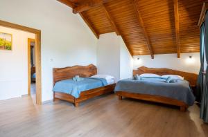 twee bedden in een kamer met houten vloeren bij Villa D-IKA in Brušane +38 foto's