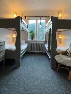 a room with two bunk beds and a window at Bondasgården in Lima