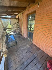 una terraza exterior con un banco y una puerta de cristal en River House Hotel, en Romny 23 fotos más