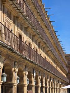 Un edificio con un balcón en el lateral. en Apartamentos propia Plaza Mayor collection Luxury, en Salamanca