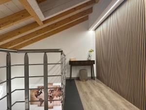 Habitación con escalera y mesa con escritorio. en GV Guest House Malpensa, en Lonate Pozzolo