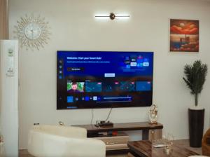 ein Wohnzimmer mit einem großen Flachbildfernseher an der Wand in der Unterkunft Royaltron apartment services in Ibadan