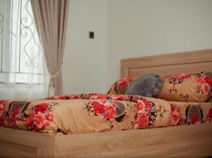 einem Hund, der auf einem Bett liegt in der Unterkunft Royaltron apartment services in Ibadan + 9 Fotos