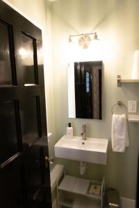 Koupelna v ubytování Near Downtown Midtown and Corktown