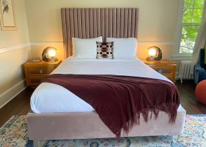 Postel nebo postele na pokoji v ubytování Near Downtown Midtown and Corktown