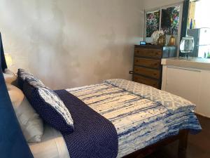 a bedroom with a bed and a dresser at Loft del mar in Ciudad del Carmen