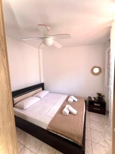 En eller flere senge i et værelse på Natalia's House + 10 billeder