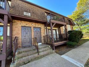 Entire Cozy Apartment Fully Renovated Modern Style في نورث برونزويك: منزل من الطوب مع درج يؤدي إلى الباب الأمامي