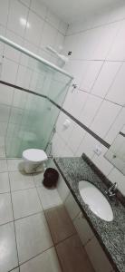 a bathroom with two sinks and a toilet at bairro Oliveira - casa 3 quartos com ar in Campo Grande