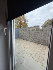 vistas al patio desde la ventana de una casa en Ruhiges Apartment mit Terrasse an der Donau - Schwaben Living, en Munderkingen