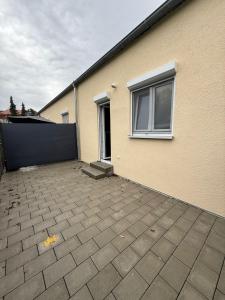 una casa con una cerca y un patio en Ruhiges Apartment mit Terrasse an der Donau - Schwaben Living, en Munderkingen