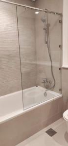 Ένα μπάνιο στο Formula Luxe Studio Yas Island