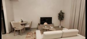 Μια τηλεόραση ή/και κέντρο ψυχαγωγίας στο Formula Luxe Studio Yas Island +2 φωτογραφίες