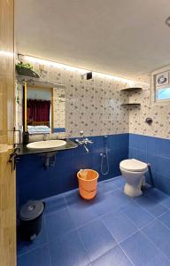 Koupelna v ubytování Santo Bambino Homestay - Neat AC Rooms Close to the Beach