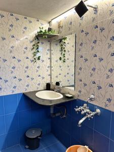 Koupelna v ubytování Santo Bambino Homestay - Neat AC Rooms Close to the Beach + 14 fotografií