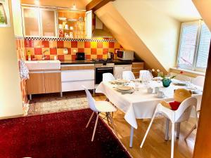 eine Küche mit einem Tisch und einem Teddybär drauf in der Unterkunft Villa Riviera in Prag