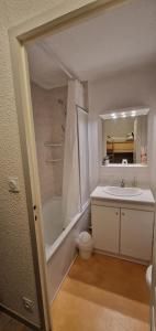 une salle de bains avec lavabo, baignoire et toilettes dans l'établissement Studio Super-Besse - 4 personnes, à Besse-et-Saint-Anastaise