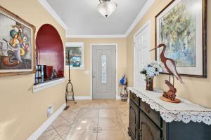 a home hallway with a counter with birds on it at Magical Bayfrnt Home, Pier, Beach, Fossils, Trails in Port Republic