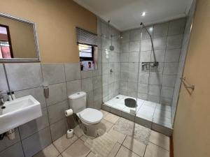 ウェルコムにある3 Schnehage Guesthouseのトイレ、シャワー、洗面台を備えたバスルーム +24枚の写真