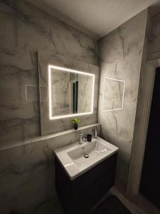 HanwellにあるLuxury 1BR Modern Flat in London W7 with Private Parkingの洗面台と鏡のあるバスルーム