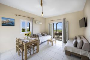 ein Wohnzimmer mit Sofa und Tisch in der Unterkunft Kefalonian Oneira Villas in Mousata