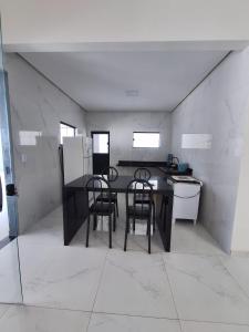 Una cocina o cocineta en Casa de 3 Quartos a 500mts da Praia do Araçagy 14 fotos más