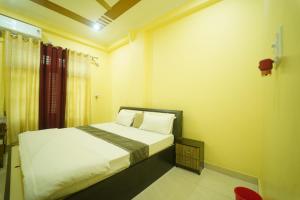 Ένα ή περισσότερα κρεβάτια σε δωμάτιο στο Usha Residency